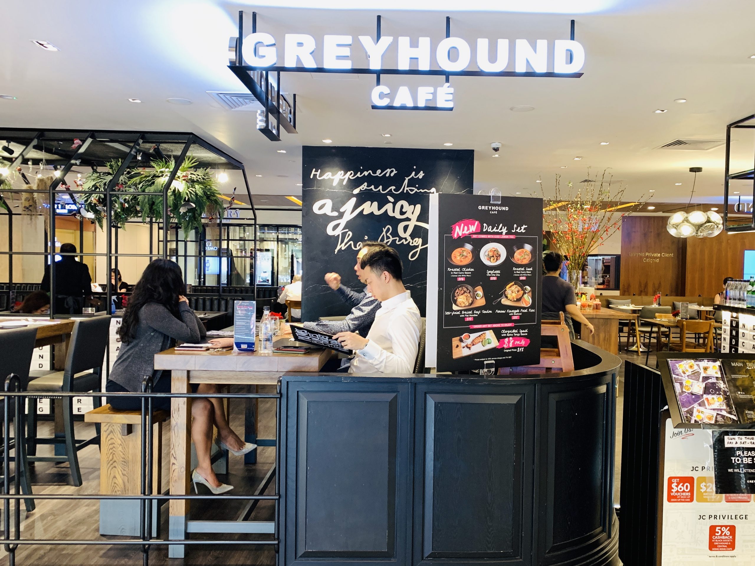 Greyhound Cafe - Restaurant Front