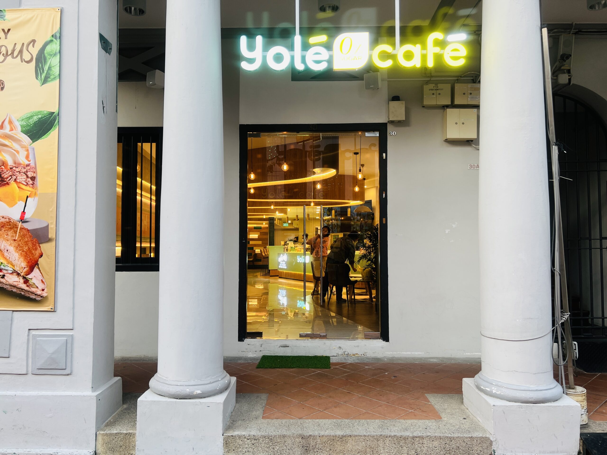 Yole Cafe - Restaurant Front